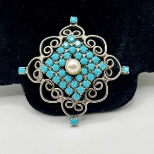 Vintage Turquoise Blue Faceted Bead Pearl Brooch in Silvertone Metal​​​​…​​​​